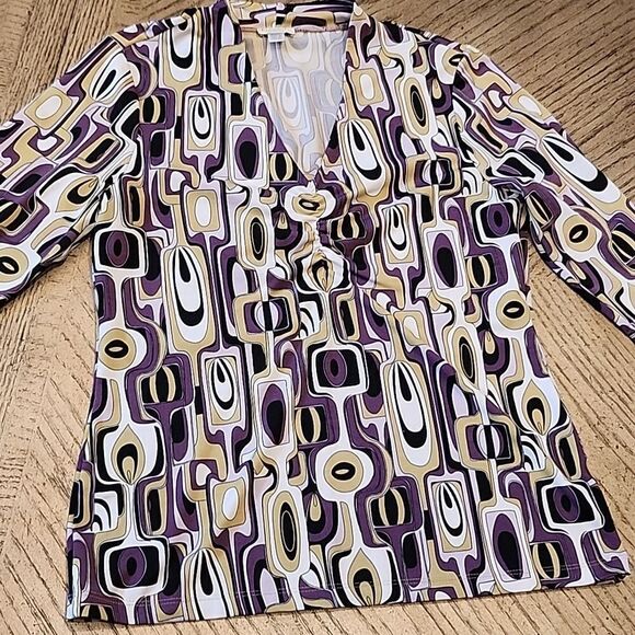 V Neck multi-colored pattern top size M stretchy - Picture 7 of 7